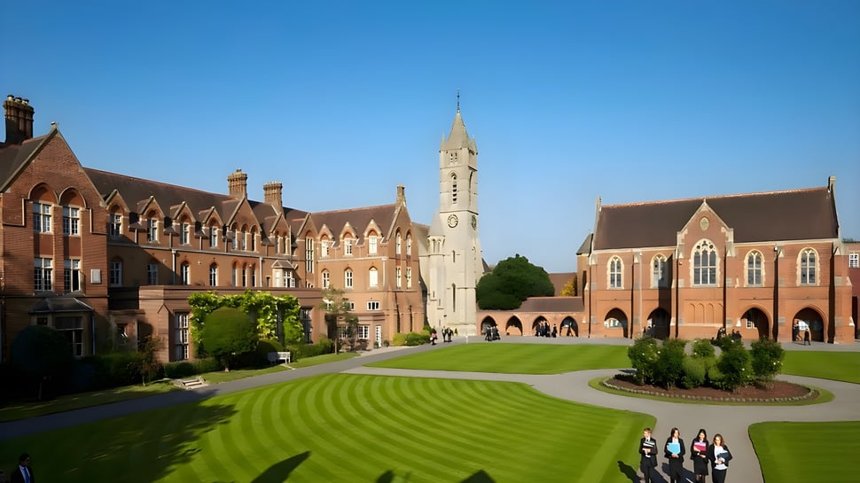 El campus de la St Edward's School en Oxford muestra un edificio histórico con una alta torre y áreas verdes bien cuidadas.