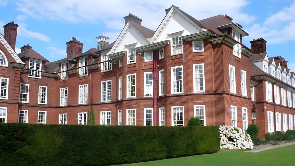 El histórico edificio de ladrillo de la St. Felix School está rodeado de césped bien cuidado y un entorno verde.