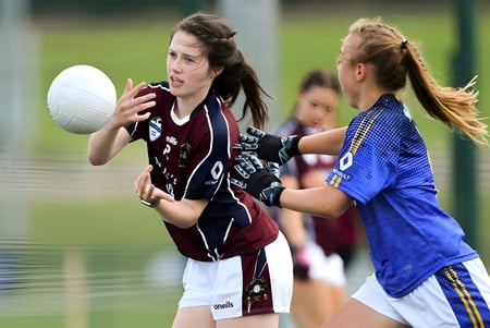 Dos jugadoras de rugby luchan por el balón en el campo del St. Finian’s Community College.