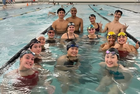 Estudiantes de la St. Francis High School en clase de natación en la piscina de la escuela.
