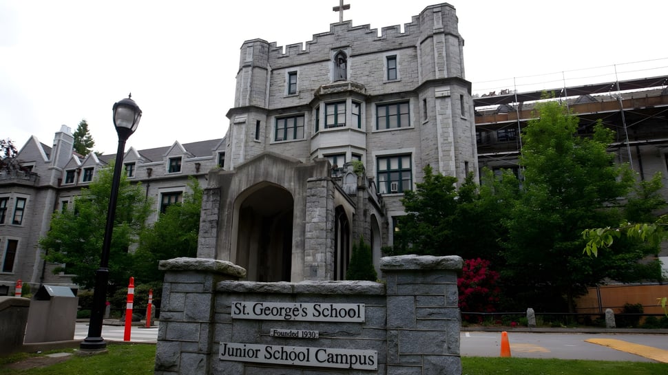 El edificio principal de piedra con un llamativo arco en el campus de la Junior School de St. George’s School está rodeado de áreas verdes.