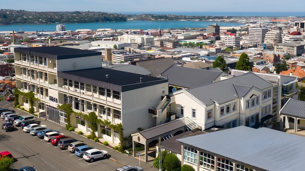 Vista de la ciudad con edificios modernos e históricos cerca del puerto en los alrededores de St. Hilda's Collegiate School.