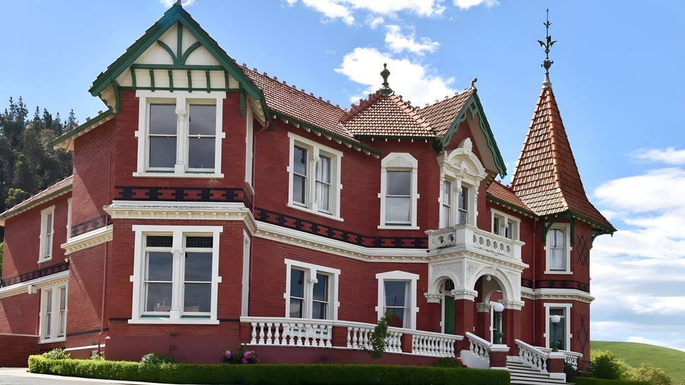 La mansión victoriana en el campus de St. Kevin’s College está rodeada de un jardín paisajístico verde.