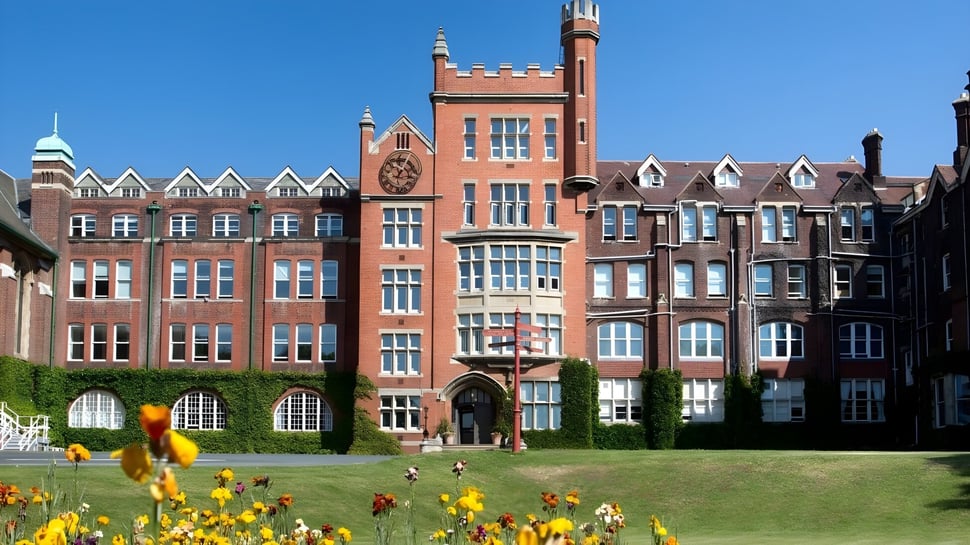 El edificio histórico con torre del reloj y césped verde se puede ver en el campus del St. Lawrence College.