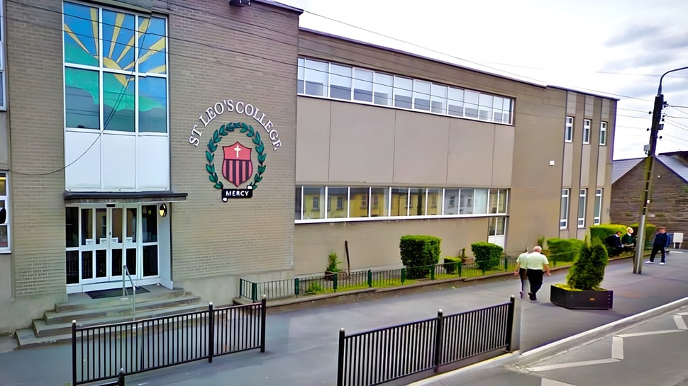 El edificio de ladrillo de varios pisos del St. Leo’s College es reconocible por un gran logo en la fachada.