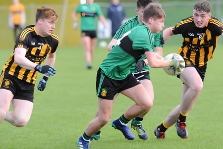Dos jugadores en el partido de rugby en el campo del St. Macartan's College luchan por el balón.
