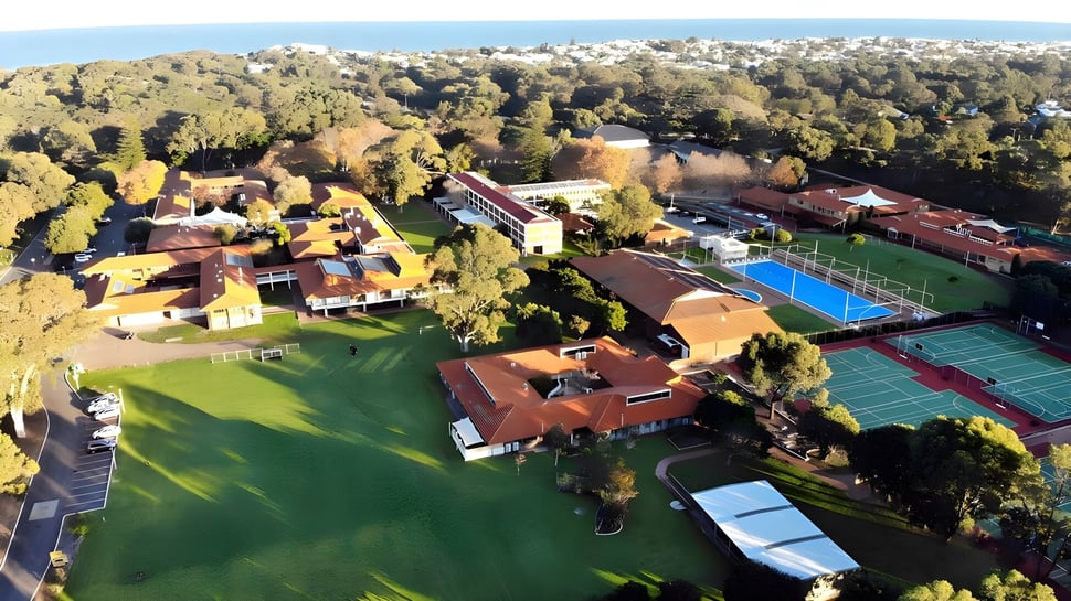 La instalación recreativa con canchas de tenis y piscina en el terreno de la St. Mary's Anglican Girls' School.