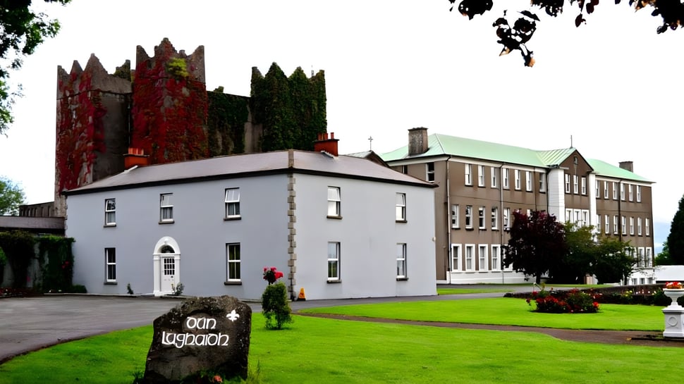 El edificio de varios pisos de St. Mary's Holy Faith en Killester está rodeado de áreas verdes.