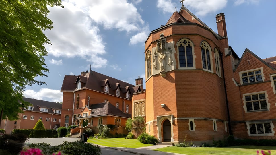 La iglesia con alto torre está rodeada de jardines verdes en el terreno de la St. Mary’s School Ascot.