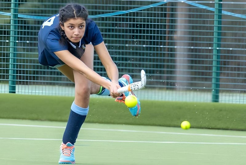 Una persona juega tenis en la cancha de tenis de la St. Mary’s School Ascot.