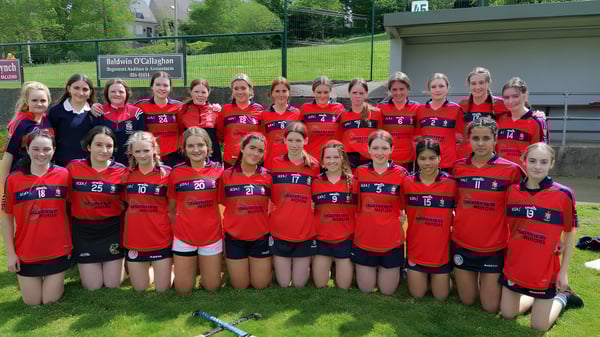 Un grupo de jóvenes atletas posan en un campo de césped en el terreno de la St. Mary's Secondary School en Macroom.