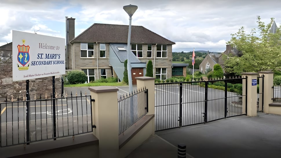 El edificio de ladrillo de dos pisos con techo de tejas de la St. Mary's Secondary School en Macroom se encuentra en una zona residencial.
