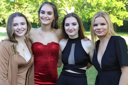 Cuatro estudiantes de la St. Mary's Secondary School en Macroom posan juntas en el área exterior verde.