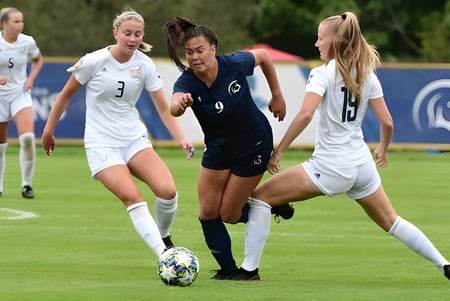 Tres alumnas de la St. Mary’s Secondary School Baldoyle compiten por el balón en un partido de fútbol en el campo deportivo.