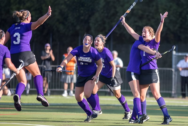 Un grupo de jugadoras de fútbol celebra en el campo de la St. Michaels University School durante un tiempo extra.