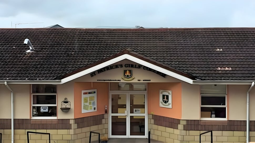 El edificio de dos pisos con entrada del St. Patricks College en Cork es reconocible como institución educativa.