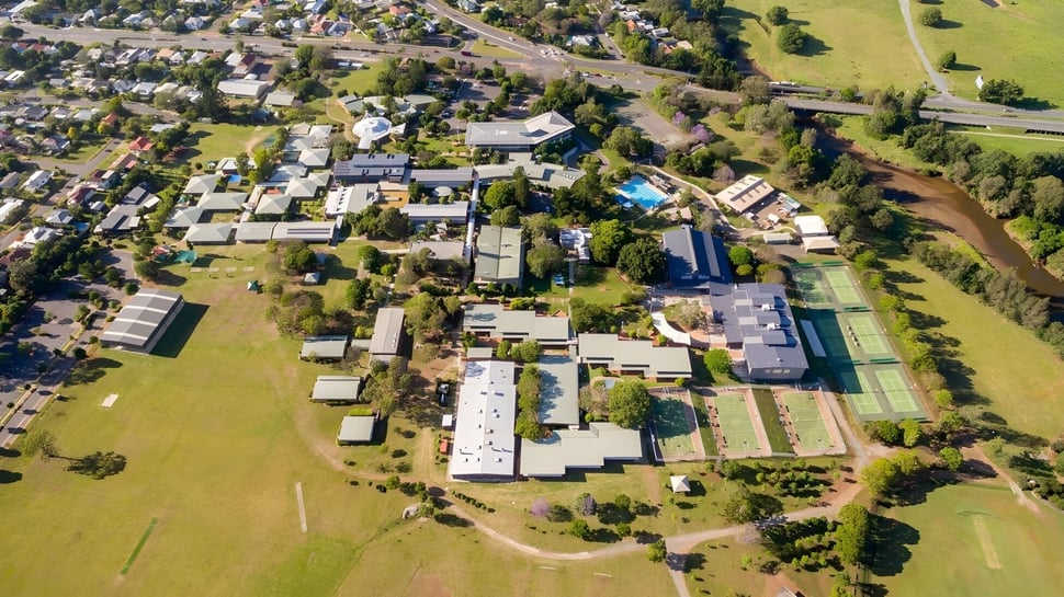 Toma aérea de una pequeña ciudad en un paisaje verde cerca de St Paul’s School.