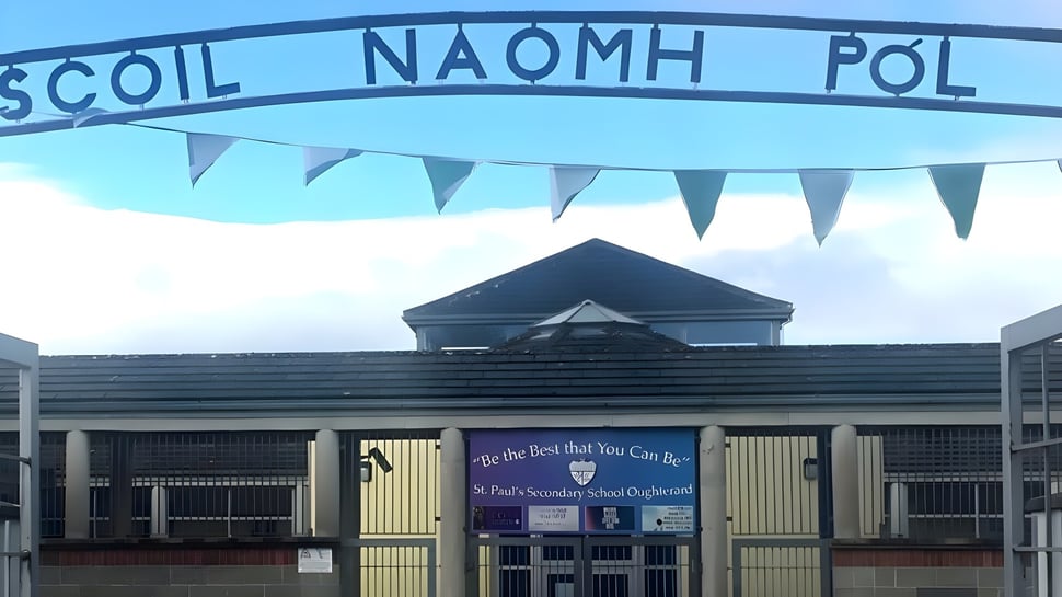 El edificio de la St. Paul’s Secondary en Galway con un cartel sobre la entrada y varias banderas en la fachada.