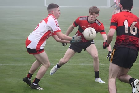 Estudiantes de St. Paul's Secondary School de Kildare juegan un partido de rugby en un campo cubierto de hierba.