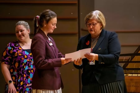 Tres mujeres están en conversación en una sala formal en el campus del St. Peters Lutheran College.