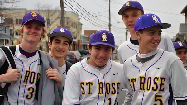 Un grupo de alumnos de la St. Rose High School está reunido en una acera y lleva gorras de béisbol moradas y camisetas.
