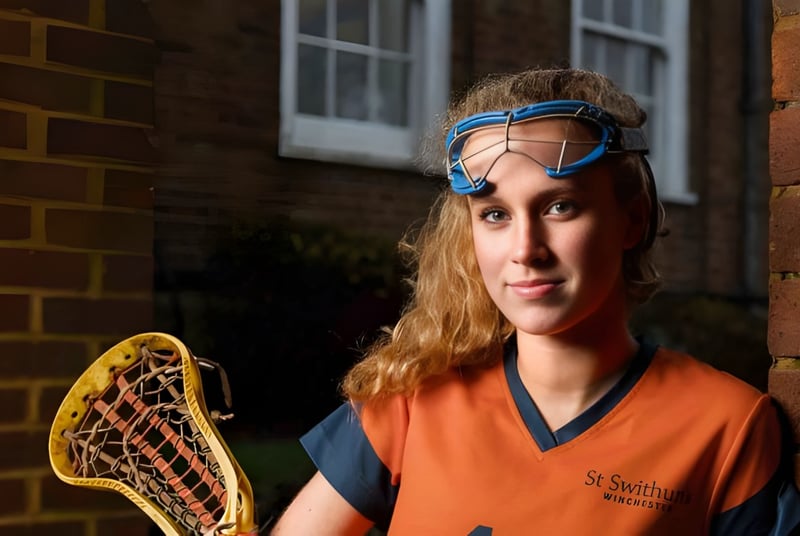 Una alumna de St. Swithun's School está frente a un edificio de ladrillo.