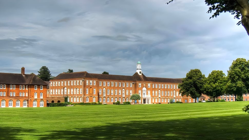 El gran edificio de ladrillo con torre central se encuentra en el campus verde de St. Swithun's.