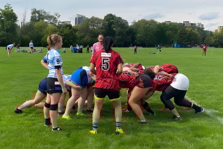 Un grupo de estudiantes juega en el campo del Stephen Leacock Collegiate Institute.