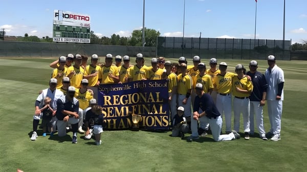 Estudiantes de la Stephenville High School posan juntos en el campo de béisbol como campeones regionales de semifinal.