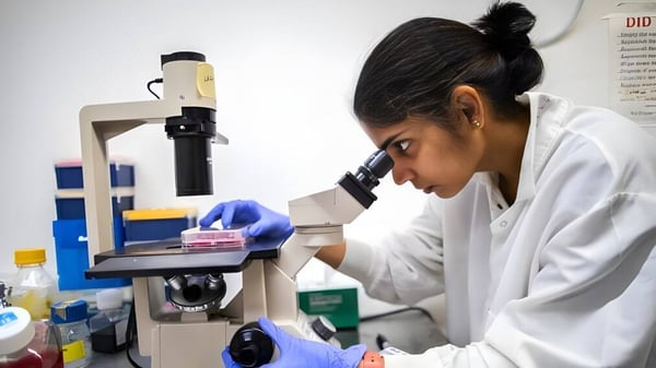 Un estudiante de la Stevenson School examina algo a través de un microscopio en el laboratorio.