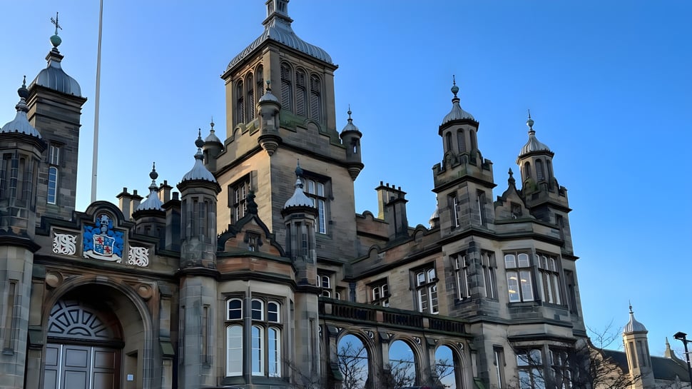 El impresionante edificio principal del Stewart’s Melville College con detalles arquitectónicos ricamente decorados en un día claro.