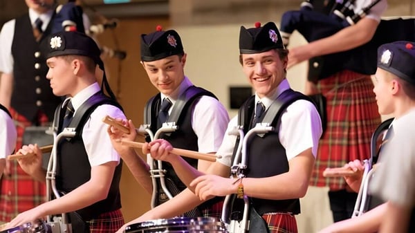 Estudiantes de Stewart’s Melville College visten trajes escoceses y kilts en una ceremonia.