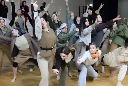 Un grupo de estudiantes del Stonyhurst College realiza juntos una actividad coordinada al aire libre.