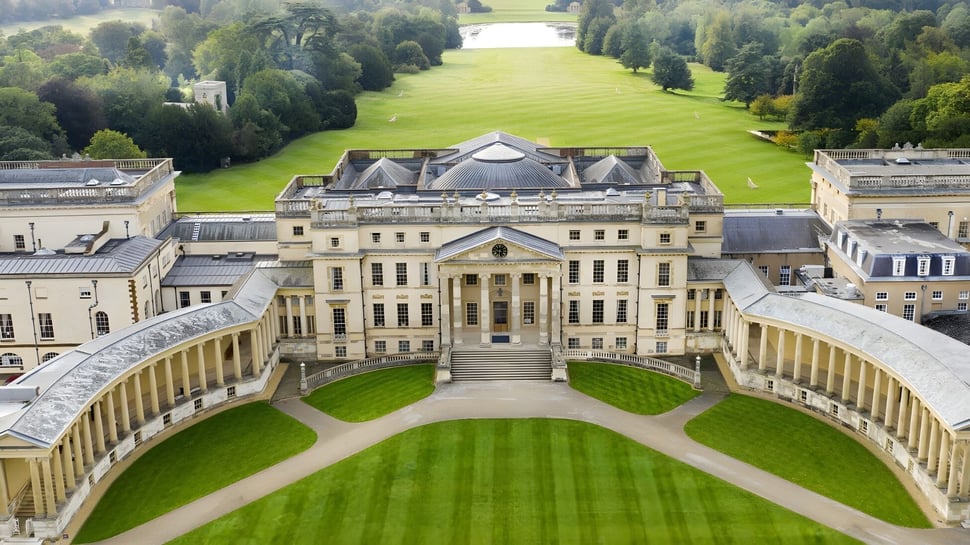 El magnífico edificio parecido a un palacio se encuentra en el amplio jardín del campus de la Stowe School.