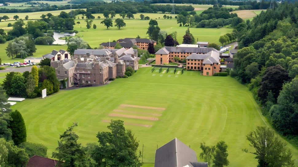 La Strathallan School está situada en un paisaje pintoresco con colinas verdes y un amplio terreno.