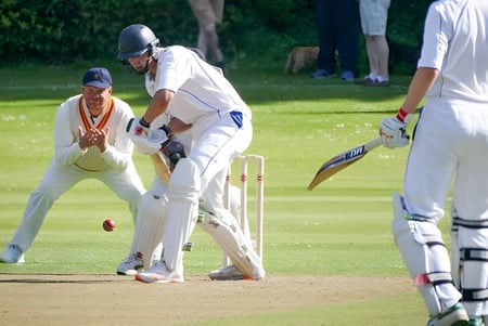 Estudiantes de la Strathallan School juegan un partido de cricket en un campo cubierto de hierba.