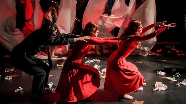 Estudiantes de la Strathmore High School realizan una presentación de baile flamenco en trajes rojos.