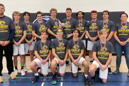 Un grupo de estudiantes de la Strathmore High School posan juntos en camisetas deportivas en el gimnasio.