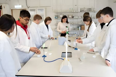 Estudiantes de la Sutton Park School en Dublín realizan juntos un experimento en el laboratorio.
