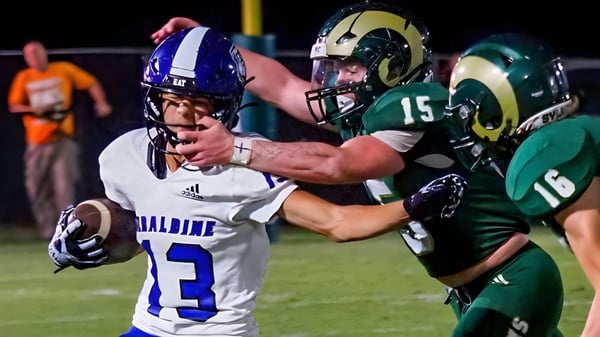 Dos jugadores de fútbol americano luchan físicamente en el campo de la Sylvania High School.