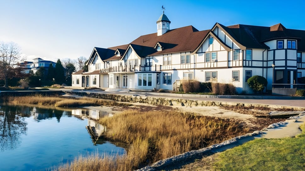 El edificio Tudor de Tabor Academy se encuentra pintorescamente junto a un estanque y está rodeado de naturaleza verde.