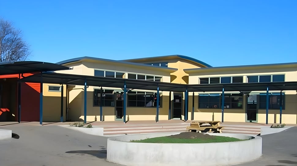 El moderno edificio principal con techo curvado y grandes ventanas en el campus del Taieri College.