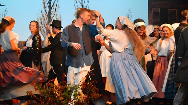 Un grupo de personas con ropa formal y tradicional en una celebración en el campus de la Taradale High School.