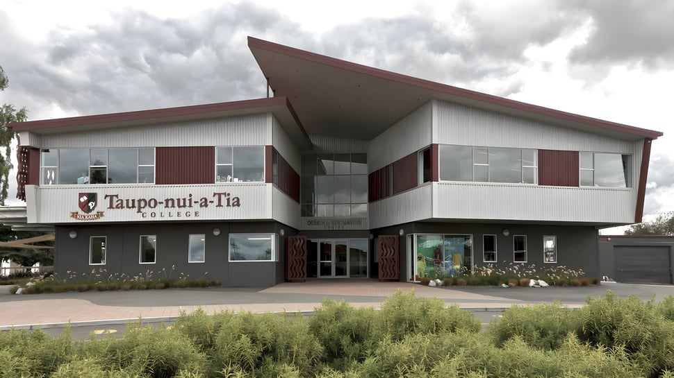 El moderno edificio de dos pisos con un techo distintivo se encuentra en el terreno del Taupo-nui-a-Tia College.