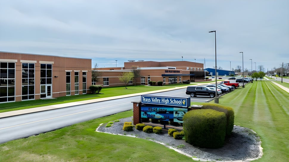 El moderno edificio escolar de la Teays Valley Christian School está rodeado de un césped bien cuidado y un área de estacionamiento pavimentada.