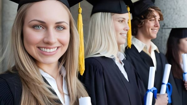Un grupo de graduadas y graduados está de pie juntos en la celebración de su graduación en el Templemichael College.