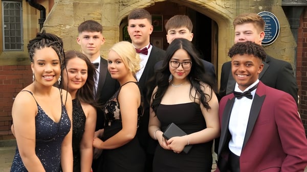 Un grupo de estudiantes posa frente a un edificio histórico en el campus de Tettenhall College.