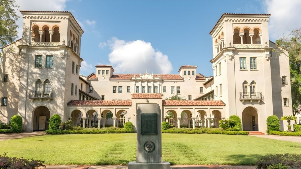 El histórico edificio de The Bolles School está rodeado de un césped bien cuidado y una fuente decorativa.