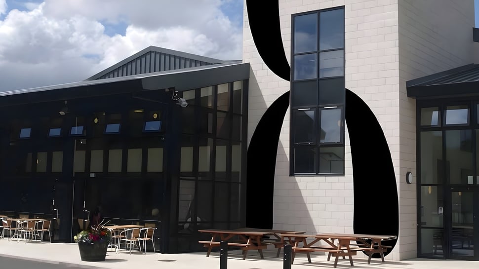 El moderno edificio de varios pisos de The Hammond School con área exterior y muebles de madera.