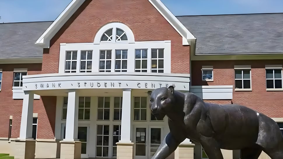 Se puede ver el Swain Student Center de The Kiski School con una escultura de caballo en primer plano.